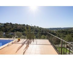 Casa con carácter, vistas a la montaña y piscina privada en Olivella