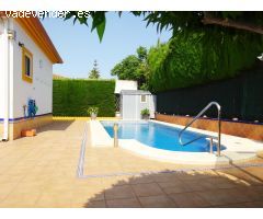 Chalet independiente con piscina privada, club social y 4 plazas de parking.