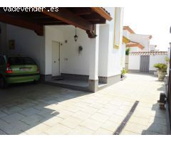 Chalet independiente con piscina privada, club social y 4 plazas de parking.