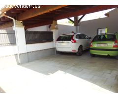 Chalet independiente con piscina privada, club social y 4 plazas de parking.