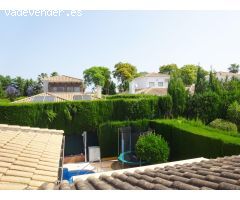 Chalet independiente con piscina privada, club social y 4 plazas de parking.
