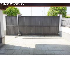 Chalet independiente con piscina privada, club social y 4 plazas de parking.