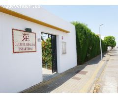 Chalet independiente con piscina privada, club social y 4 plazas de parking.