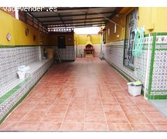 Adosada de esquina con parking, dos patios, terraza y azotea.