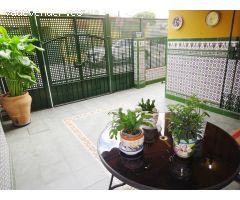 Adosada de esquina con parking, dos patios, terraza y azotea.