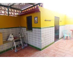 Adosada de esquina con parking, dos patios, terraza y azotea.