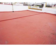 Adosada de esquina con parking, dos patios, terraza y azotea.