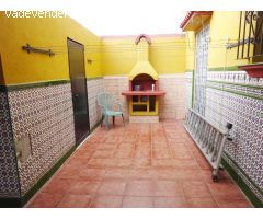 Adosada de esquina con parking, dos patios, terraza y azotea.