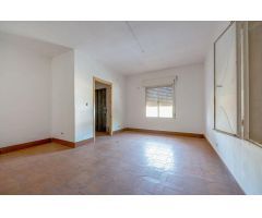 Oportunidad Única en Palomares del Río: Chalet con Gran Potencial