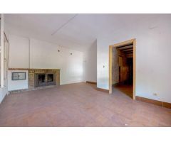 Oportunidad Única en Palomares del Río: Chalet con Gran Potencial