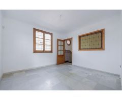 Oportunidad Única en Palomares del Río: Chalet con Gran Potencial
