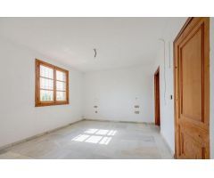 Oportunidad Única en Palomares del Río: Chalet con Gran Potencial