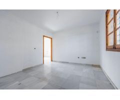 Oportunidad Única en Palomares del Río: Chalet con Gran Potencial