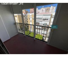 Piso luminoso con terraza y vistas despejadas en Calle Arroyo (Sevilla)