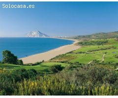 Sotogrande, un enclave que evoca lujo y distinción, ofrece un entorno incomparable para tu hogar