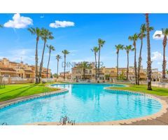 Casa adosada con 3 dormitorios y 3 piscinas comunitarias en Playa Flamenca