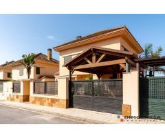 Magnífico chalet independiente de 5 dormitorios, en urb. privada con zonas comunes.