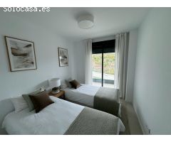 Piso con terraza 24 m2con vista al Mar. Con plaza de garaje y trastero. Piscina comunitaria.