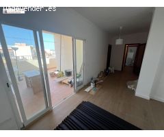 Ático con ascensor, terraza, 2 habitaciones y un baño con bañera. Se está terminando de reformar.