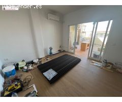 Ático con ascensor, terraza, 2 habitaciones y un baño con bañera. Se está terminando de reformar.