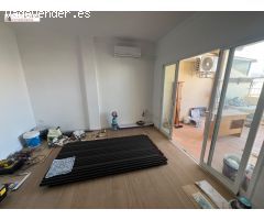 Ático con ascensor, terraza, 2 habitaciones y un baño con bañera. Se está terminando de reformar.