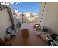 Ático con ascensor, terraza, 2 habitaciones y un baño con bañera. Se está terminando de reformar.