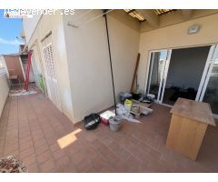 Ático con ascensor, terraza, 2 habitaciones y un baño con bañera. Se está terminando de reformar.