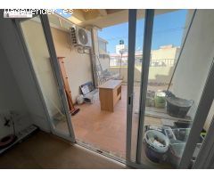 Ático con ascensor, terraza, 2 habitaciones y un baño con bañera. Se está terminando de reformar.