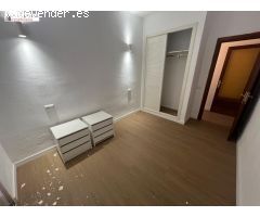 Ático con ascensor, terraza, 2 habitaciones y un baño con bañera. Se está terminando de reformar.