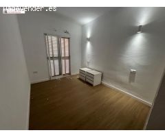 Ático con ascensor, terraza, 2 habitaciones y un baño con bañera. Se está terminando de reformar.