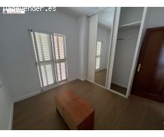 Ático con ascensor, terraza, 2 habitaciones y un baño con bañera. Se está terminando de reformar.