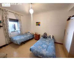 Casa de pueblo con un gran patio y azotea