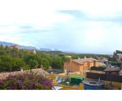 SE VENDE CHALET   DE DE 4 DORMITORIOS EN LA NUCIA ZONA NOU ESPAI