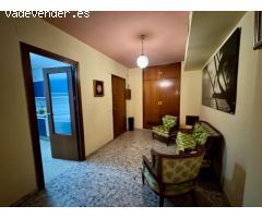 EXCELENTE UBICACIÓN: PISO DE 4 DORMITORIOS CON TERRAZA, EN EL CENTRO