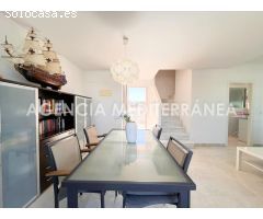Ático Dúplex con Terraza en Primera Línea de Playa y Vistas Panorámicas al Mar – Denia