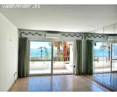 Exclusiva Propiedad en Primera Línea de Playa en Estepona con Potencial de Reforma.