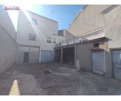 IDEAL INVERSION!!  VIVINENDA DE TRES PLANTAS SOBRE PARCELA DE MAS DE 400 METROS JUNTO A MERCADONA