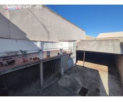 IDEAL INVERSION!!  VIVINENDA DE TRES PLANTAS SOBRE PARCELA DE MAS DE 400 METROS JUNTO A MERCADONA