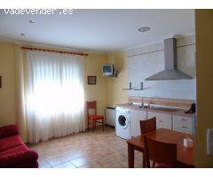 Piso reformado con dos dormitorios, cocina office, aire acondicionado y armarios empotrados. Ubicado