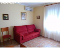 Piso reformado con dos dormitorios, cocina office, aire acondicionado y armarios empotrados. Ubicado