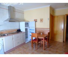 Piso reformado con dos dormitorios, cocina office, aire acondicionado y armarios empotrados. Ubicado