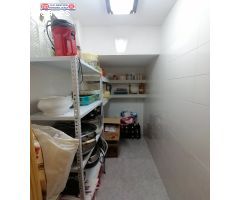 Casa reformada de dos alturas, con un dormitorio abajo y terraza