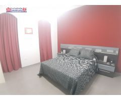 Casa a estrenar con 277 m2 de parcela, 5 dormitorios, 3 baños completos, garaje y piscina privada.