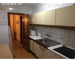 Piso amueblado en el CENTRO, con CALEFACCIÓN INCLUIDA en el precio. 2 dormitorios, baño completo, am