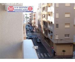 EXCELENTE VIVIENDA DE TRES DORMITORIOS Y DOS BAÑOS EN TORREVIEJA, A CIEN METROS DE LA PLAYA. EL EDIF