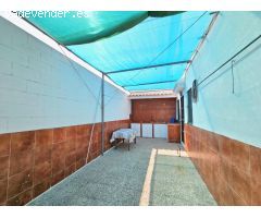 ESTUPENDO CHALET CON PISCINA JUNTO A LA AVENIDA DE HUELVA