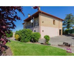Casa de 5 dormitorios con terreno en Angüés