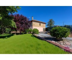 Casa de 5 dormitorios con terreno en Angüés