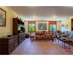 Casa de 5 dormitorios con terreno en Angüés