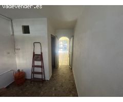 Estupendo local comercial (antes peluquería)